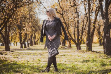 Sonbahar - sonbahar sezonu, büyük beden kadınlar için gündelik tarz. Moda kıyafetleri ve kıyafet malzemeleri.