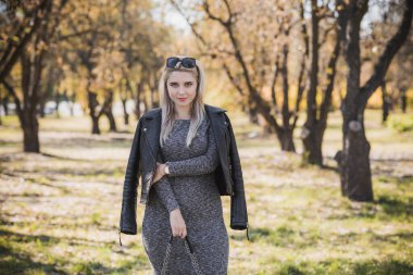 Sonbahar - sonbahar sezonu, büyük beden kadınlar için gündelik tarz. Moda kıyafetleri ve kıyafet malzemeleri.