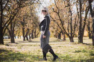 Sonbahar - sonbahar sezonu, büyük beden kadınlar için gündelik tarz. Moda kıyafetleri ve kıyafet malzemeleri.