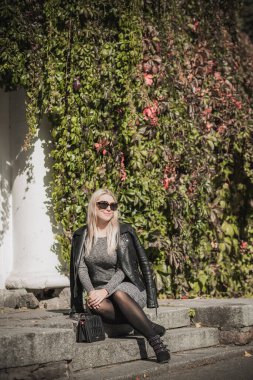 Sonbahar - sonbahar sezonu, büyük beden kadınlar için gündelik tarz. Moda kıyafetleri ve kıyafet malzemeleri.