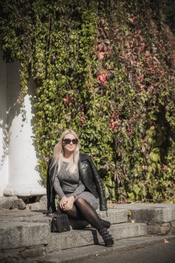 Sonbahar - sonbahar sezonu, büyük beden kadınlar için gündelik tarz. Moda kıyafetleri ve kıyafet malzemeleri.