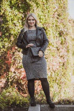 Sonbahar - sonbahar sezonu, büyük beden kadınlar için gündelik tarz. Moda kıyafetleri ve kıyafet malzemeleri.