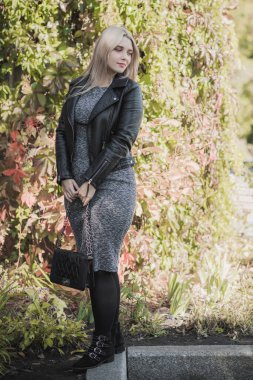 Sonbahar - sonbahar sezonu, büyük beden kadınlar için gündelik tarz. Moda kıyafetleri ve kıyafet malzemeleri.