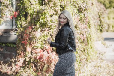 Sonbahar - sonbahar sezonu, büyük beden kadınlar için gündelik tarz. Moda kıyafetleri ve kıyafet malzemeleri.