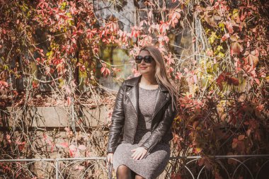 Sonbahar - sonbahar sezonu, büyük beden kadınlar için gündelik tarz. Moda kıyafetleri ve kıyafet malzemeleri.