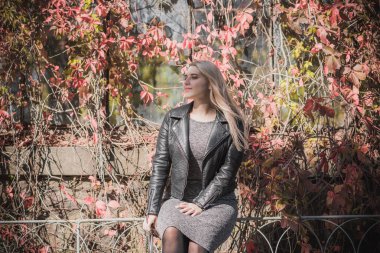 Sonbahar - sonbahar sezonu, büyük beden kadınlar için gündelik tarz. Moda kıyafetleri ve kıyafet malzemeleri.