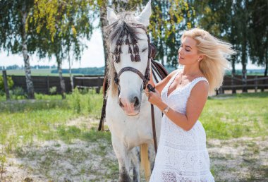 Bahar - yaz mevsimi, hobi konsepti, at süren kadın, insan ve hayvan ilişkisi.