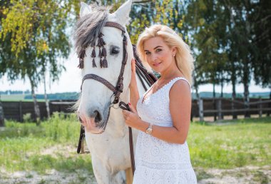 Bahar - yaz mevsimi, hobi konsepti, at süren kadın, insan ve hayvan ilişkisi.