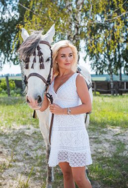 Bahar - yaz mevsimi, hobi konsepti, at süren kadın, insan ve hayvan ilişkisi.