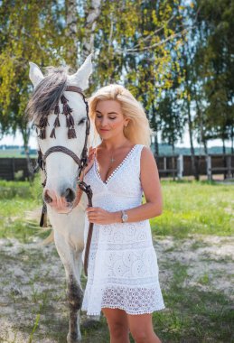 Bahar - yaz mevsimi, hobi konsepti, at süren kadın, insan ve hayvan ilişkisi.