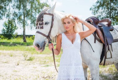Bahar - yaz mevsimi, hobi konsepti, at süren kadın, insan ve hayvan ilişkisi.