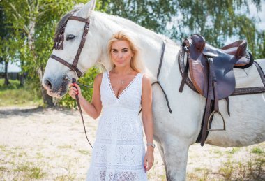 Bahar - yaz mevsimi, hobi konsepti, at süren kadın, insan ve hayvan ilişkisi.