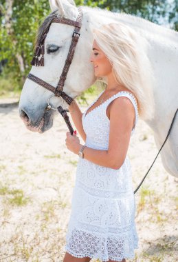 Bahar - yaz mevsimi, hobi konsepti, at süren kadın, insan ve hayvan ilişkisi.