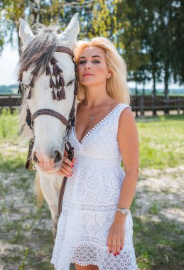 Bahar - yaz mevsimi, hobi konsepti, at süren kadın, insan ve hayvan ilişkisi.