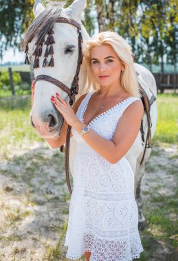 Bahar - yaz mevsimi, hobi konsepti, at süren kadın, insan ve hayvan ilişkisi.