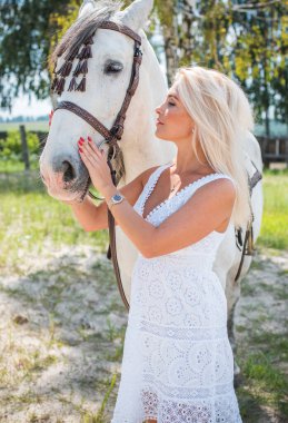 Bahar - yaz mevsimi, hobi konsepti, at süren kadın, insan ve hayvan ilişkisi.