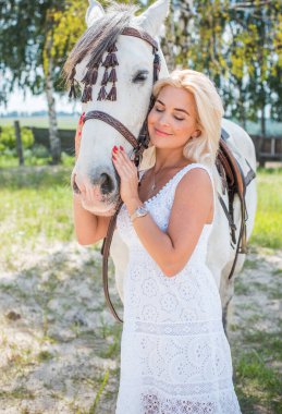 Bahar - yaz mevsimi, hobi konsepti, at süren kadın, insan ve hayvan ilişkisi.