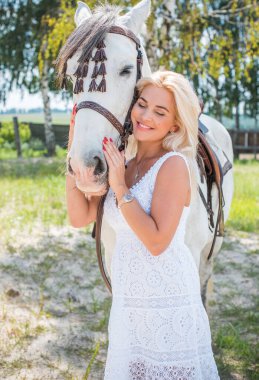 Bahar - yaz mevsimi, hobi konsepti, at süren kadın, insan ve hayvan ilişkisi.