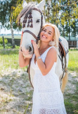 Bahar - yaz mevsimi, hobi konsepti, at süren kadın, insan ve hayvan ilişkisi.