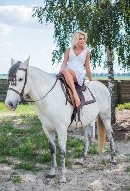 Bahar - yaz mevsimi, hobi konsepti, at süren kadın, insan ve hayvan ilişkisi.