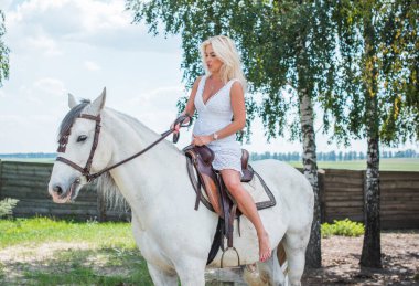 Bahar - yaz mevsimi, hobi konsepti, at süren kadın, insan ve hayvan ilişkisi.