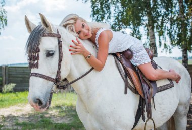 Bahar - yaz mevsimi, hobi konsepti, at süren kadın, insan ve hayvan ilişkisi.