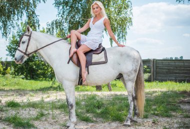 Bahar - yaz mevsimi, hobi konsepti, at süren kadın, insan ve hayvan ilişkisi.