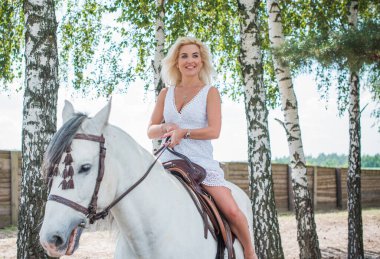 Bahar - yaz mevsimi, hobi konsepti, at süren kadın, insan ve hayvan ilişkisi.