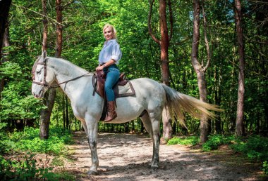 Bahar - yaz mevsimi, hobi konsepti, at süren kadın, insan ve hayvan ilişkisi.