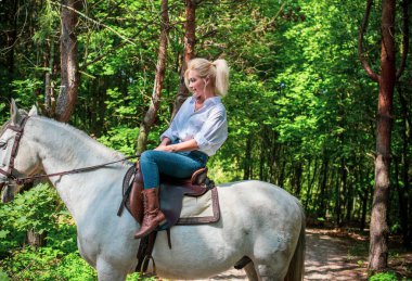 Bahar - yaz mevsimi, hobi konsepti, at süren kadın, insan ve hayvan ilişkisi.