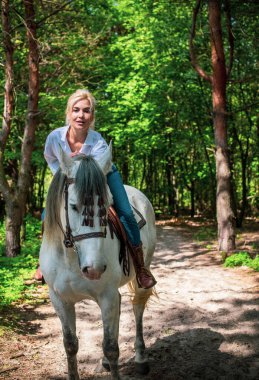 Bahar - yaz mevsimi, hobi konsepti, at süren kadın, insan ve hayvan ilişkisi.