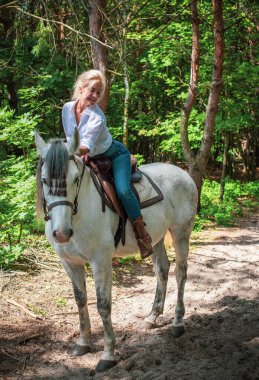 Bahar - yaz mevsimi, hobi konsepti, at süren kadın, insan ve hayvan ilişkisi.