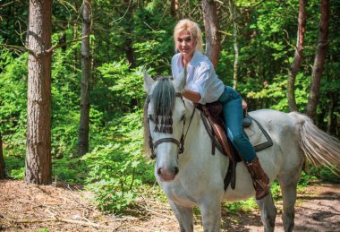 Bahar - yaz mevsimi, hobi konsepti, at süren kadın, insan ve hayvan ilişkisi.