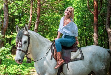 Bahar - yaz mevsimi, hobi konsepti, at süren kadın, insan ve hayvan ilişkisi.