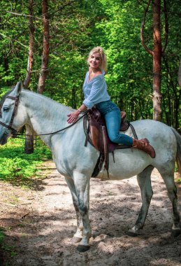 Bahar - yaz mevsimi, hobi konsepti, at süren kadın, insan ve hayvan ilişkisi.