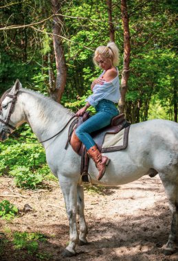 Bahar - yaz mevsimi, hobi konsepti, at süren kadın, insan ve hayvan ilişkisi.