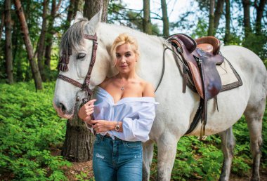 Bahar - yaz mevsimi, hobi konsepti, at süren kadın, insan ve hayvan ilişkisi.