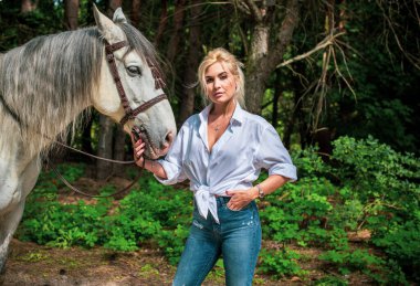 Bahar - yaz mevsimi, hobi konsepti, at süren kadın, insan ve hayvan ilişkisi.