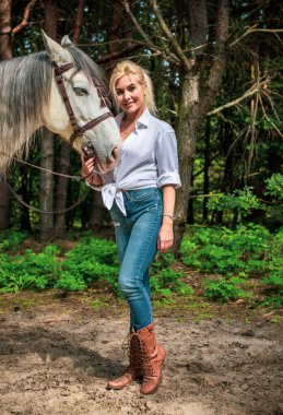 Bahar - yaz mevsimi, hobi konsepti, at süren kadın, insan ve hayvan ilişkisi.