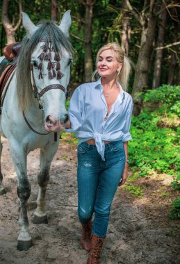 Bahar - yaz mevsimi, hobi konsepti, at süren kadın, insan ve hayvan ilişkisi.