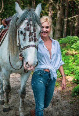 Bahar - yaz mevsimi, hobi konsepti, at süren kadın, insan ve hayvan ilişkisi.