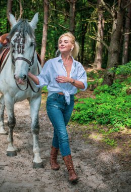 Bahar - yaz mevsimi, hobi konsepti, at süren kadın, insan ve hayvan ilişkisi.