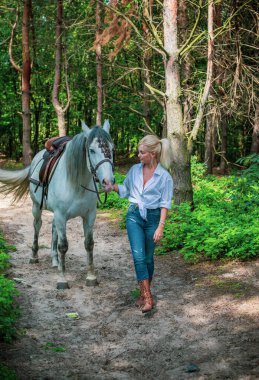 Bahar - yaz mevsimi, hobi konsepti, at süren kadın, insan ve hayvan ilişkisi.