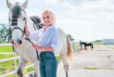 Bahar - yaz mevsimi, hobi konsepti, at süren kadın, insan ve hayvan ilişkisi.