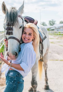 Bahar - yaz mevsimi, hobi konsepti, at süren kadın, insan ve hayvan ilişkisi.