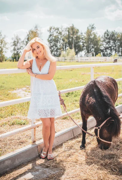 Primavera Estação Verão Conceito Passatempo Predileto Mulher Com Cavalo Uma — Fotografia de Stock