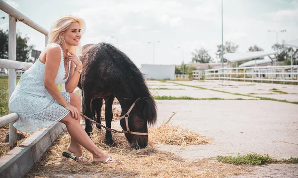 Lente Zomerseizoen Hobbyconcept Vrouw Met Paard Natuur Relatie Mens Dier — Stockfoto