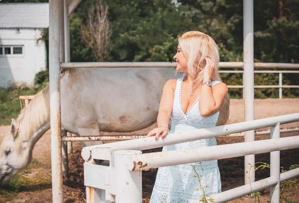 Primavera Stagione Estiva Concetto Hobby Donna Con Cavallo Una Natura — Foto Stock