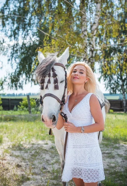 Primavera Temporada Veraniega Concepto Del Hobby Mujer Con Caballo Por —  Fotos de Stock