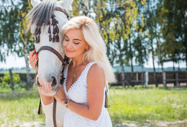 Lente Zomerseizoen Hobbyconcept Vrouw Met Paard Natuur Relatie Mens Dier — Stockfoto